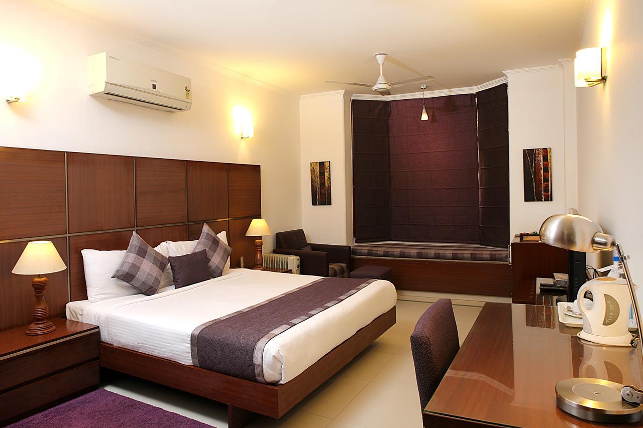 Отель Ahuja Residency Dlf Phase 2 Гургаон Экстерьер фото